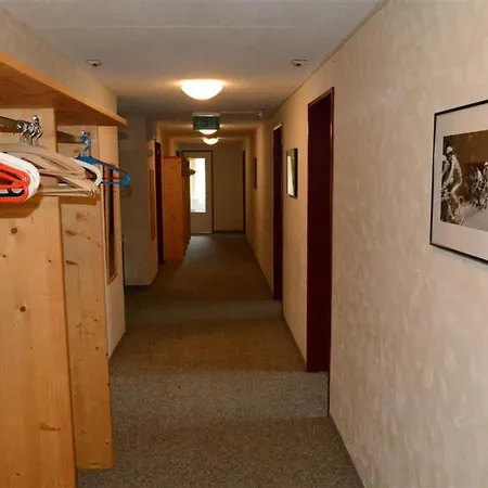 Henry - 2- Stock Appartement-fewo- Dusche Oder Bad- Wc 12-bettwohnung By Interhome